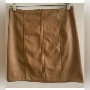 Women's Faux-Leather Mini Skirt Beige